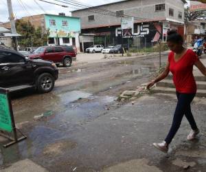Aguas residuales inundan la vía principal de la colonia Arturo Quezada, cerca de la estación de buses, generando riesgos de contaminación y malos olores.