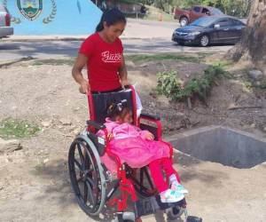 El caso de Sandy generó solidaridad y permitió la donación de una silla de ruedas que facilitará su movilidad y su asistencia diaria a clases.