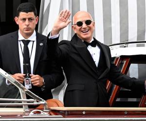 El fundador de Amazon, Jeff Bezos, y la expresentadora Lauren Sánchez se dan este viernes un simbólico sí, quiero en la isla de San Giorgio, en Venecia (norte de Italia), en una ceremonia blindada y exclusiva con la presencia de celebridades como las Kardashian, el actor Orlando Bloom o la reina Rania de Jordania.