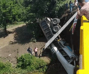 Ambos vehículos cayeron a la ribera del río. Autoridades llegaron a rescatar a los sobrevivientes.