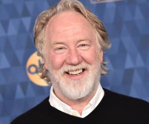 Enfrenta tres cargos relacionados con abuso infantil y contacto sexual con menores durante el rodaje de 'The Cleaning Lady', donde dirigía entre 2022 y 2025.