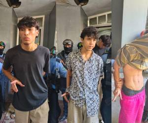 Los tres jovencitos se identificaron como miembros de la Pandilla 18, al hacer con sus manos las caracteristicas señales de esa organización.