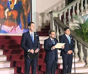 Emilio Enrique Hércules de la Secretaría de Finanzas, el secretario de Comunicación y Estrategia, José Augusto Argueta y el presidente del Banco Central, Roberto Fernando Lagos.