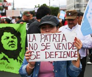 Con pancartas y banderas la movilización se dirigió hasta el centro de la capital, mientras los desfiles se desarrollaban en el bulevar Morazán.