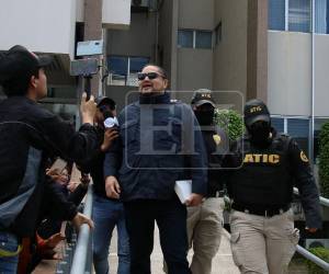 Cardona y Cuéllar, quienes no se encuentran en la audiencia, permanecen bajo arresto domiciliario.