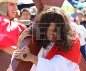 Miles de fieles comenzaron el recorrido del Viacrucis en la iglesia San Francisco de la capital de Honduras.