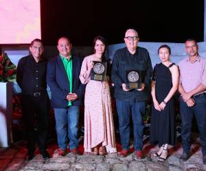 En medio de una noche marcada por la lluvia y la celebración literaria, el Festival de Los Confines reconoció la trayectoria de Mayra Oyuela y Víctor Rodríguez Núñez. Armando Maldonado, Salvador Madrid, Iveth vega y Néstor Ulloa lo hicieron posible.