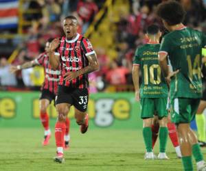 Jeison Lucumí empezó con las anotacioens del Alajuelense sobre Marathón.