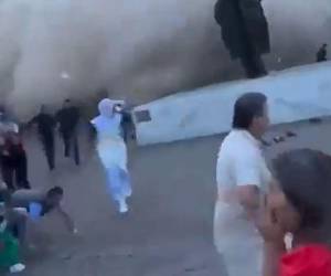 Momento en que las personas buscaban ponerse a salvo mientras todo a su alrededor se derrumbaba.