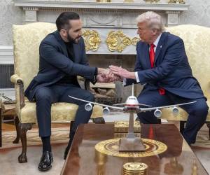 Fotografía de archivo del 14 de abril de 2025, en la que el presidente de Estados Unidos, Donald Trump estrecha la mano de su homólogo salvadoreño, Nayib Bukele en el Despacho Oval de la Casa Blanca.