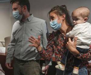 Ema es cargada por su madre mientras habla con los doctores.