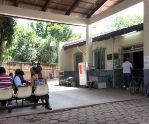 La mujer pereció dentro de la Clínica Periférica del Hato de Enmedio; se investiga una presunta intoxicación alcohólica.