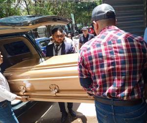 Los familiares retiraron de la morgue de Medicina Forense en horas del medio día, el cuerpo del motociclista que fue identificado como Dony Fernando Cruz.