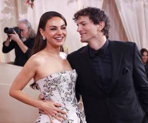 El romance y la elegancia también se hicieron presentes en la alfombra roja de la 83.ª edición de los Golden Globes 2026. Este fue el caso de Mila Kunis y Ashton Kutcher.