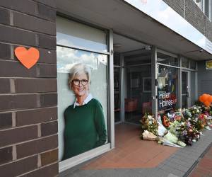 Helen Haines, es una diputada independiente australiana que permanece en estado crítico tras ser atropellada frente a su oficina electoral por un sujeto que intencionalmente viró y retrocedió para arrollarla.