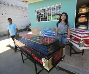 En la colonia Lomas del Norte de Comayagüela, un inusual establecimiento ha captado la atención de los pobladores. Ofrecen ataúdes con banderas de partidos hondureñosAtaúdes con diseños de los partidos Libertad y Refundación (Libre), Partido Nacional (PN) y Partido Liberal (PL).