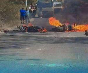 Dos motociclistas perdieron la vida luego de protagonizar un aparatoso accidente en la carretera que conduce hacia Marcala, La Paz.