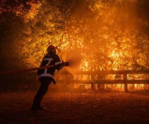 El cielo oscurecido y el olor a ceniza en esta zona espantan a los turistas, en un contexto marcado por la cuarta ola de calor que afronta Francia este verano.