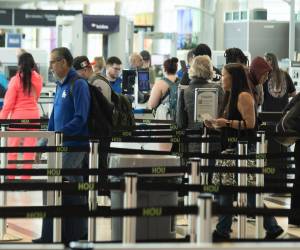 Varios de los principales aeropuertos de Estados Unidos, como los de Nueva Orleans y Houston, registraron largas filas y retrasos de varias horas en los controles de pasajeros debido al cierre parcial del Departamento de Seguridad Nacional (DHS).