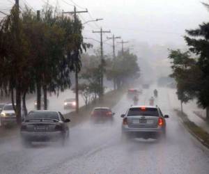La divergencia en altura favorecerá la formación de lluvias y chubascos este sábado, mientras el oleaje permanecerá entre 1 y 3 pies.