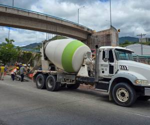 El proyecto del puente Juan Manuel Gálvez avanza tras retrasos ocasionados por condiciones del suelo y hallazgos no previstos.