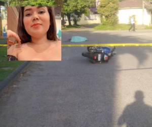 La mujer, identificada como Riccy Reyes, quedó tendida en el pavimento así como el automotor que conducía.