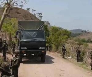 Las autoridades detuvieron a ocho personas e incautaron un arsenal que incluye 14 fusiles de asalto de uso militar, tres pistolas de calibre 9 milímetros y 1.306 cartuchos útiles.