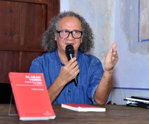 El título del libro lleva el nombre de un artículo escrito por Carlos Lanza cuando se cumplieron las 50 primeras ediciones de El Gran Vidrio. “Quise dejar sentado que este era un testimonio de la imagen visual y artística, pero al mismo tiempo estaba articulado por mi reflexión y mi palabra”.