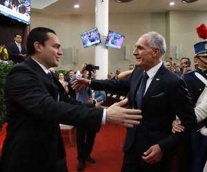 Asfura y Zambrano se dieron un fuerte abrazo tras ser juramentado como presidente.