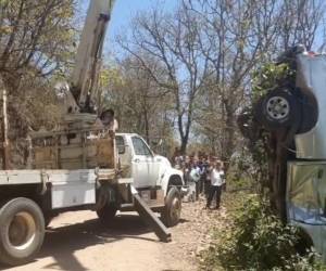 Producto de la falla mecánica, el automotor se precipitó hacia un abismo tras un despiste seguido de volcamiento, generando una escena de emergencia en la zona.