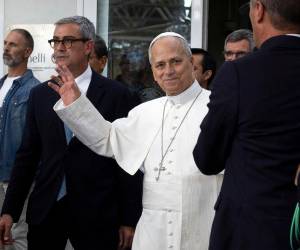 El papa salió sonriendo y caminando de su operación.