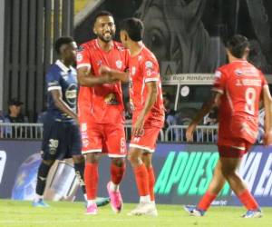 Reinieri Mayorquín anotó el primer gol para el Estrella Roja sobre Motagua.
