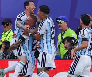 Alexis Mac Allister aprovechó un gran centro de Messi para de cabeza mandarla adentro.