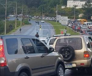Un bus de la ruta La Paz-Tegucigalpa volcó este domingo en la CA-5, a la altura de El Durazno, dejando al menos siete personas heridas y provocando tráfico pesado en la zona al quedar obstaculizados los carriles de acceso a la capital de Honduras.