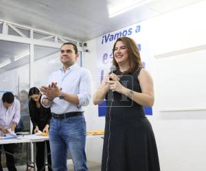 Cossette López estuvo presente en el búnker del Partido Nacional para entregar las credenciales a los diputados electos.