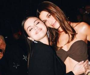 En las fotos no solo posan juntas sino que se las ve muy cómodas poniendo fin a los rumores de enemistad.