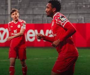 El delantero hondureño celebró con emoción su primer tanto de la temporada con en el equipo.