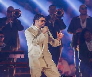 Varios asistentes a los premios, incluyendo a Justin y Hailey Bieber, posaron ante las cámaras portando un prendedor en blanco y negro que rezaba ICE Out (Fuera ICE).