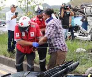 Varias personas fueron estabilizadas por socorristas tras verse afectados por el choque múltiple.