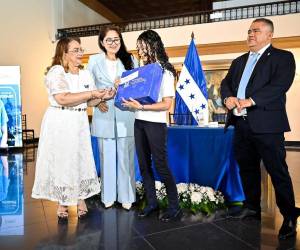 Los estudiantes con excelencia académica fueron premiados con medallas, una beca, tabletas electrónicas y otros beneficios por parte del Gobierno.
