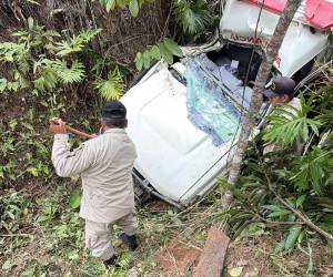 Personal del Cuerpo de Bomberos llegaron al lugar del accidente de tránsito para atender a las personas que resultaron heridas y las trasladaron a un centro asistencial en Juticalpa, Olancho.