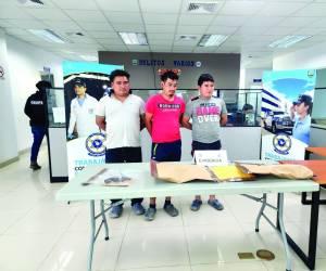 Los hermanos fueron puestos a la orden del Ministerio Público por los delitos de asesinato y portación ilegal de arma de fuego de su uso comercial.