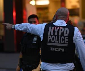 La Policía de Nueva York disparó a una mujer tras atacar con una arma blanca a dos personas, que quedaron gravemente heridas.