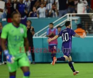 Lionel Messi amplió la ventaja para Argentina con un golazo de vaselina ante la salida de “Buba” López.