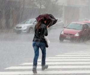 La influencia simultánea de una vaguada en altura y el paso de una onda tropical incrementarán la nubosidad durante este martes, generando lluvias y chubascos con actividad eléctrica, de acuerdo con el pronóstico emitido por la Secretaría de Gestión de Riesgos y Contingencias Nacionales (Copeco).