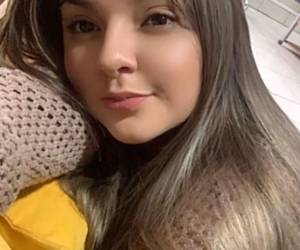 La muerte de Bessy Guerra sigue en investigación luego de ser encontrada sin vida dentro de su vivienda, en la comunidad de Guanas, municipio de Las Flores, departamento de Lempira. Aquí los detalles: