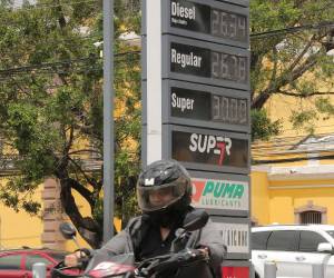En Honduras, donde las gasolinas han subido entre 11 y 15 centavos y se venden a entre 4,27 y 3,81 dólares el galón, el gobierno asumirá el 50% del alza de los precios de la regular y el diésel.