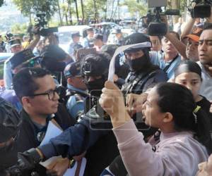 Agentes policiales y abogados participaron en el operativo de desalojo ejecutado este jueves en la colonia Crucitas, en el sector de El Picacho.