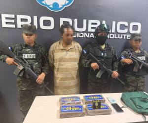 El ciudadano de 36 años de edad que fue capturado por agentes de las FF AA y DLCN en posesión de la droga, fue remitido a la autoridad competente con las evidencias decomisadas.