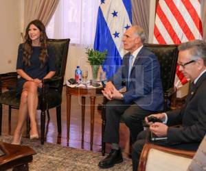 El presidente Nasry Asfura Zablah, se reunió la tarde de ayer con la Secretaria del Departamento de Seguridad de Estados Unidos en la que participó el embajador Roberto Flores Bermúdez.